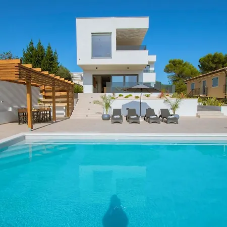 Villa Pergosa Mit Meerblick In Medulin,istrien - By Istrabook *