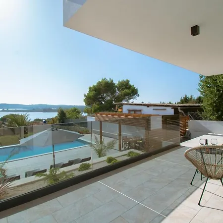 Villa Pergosa Mit Meerblick In Medulin,istrien - By Istrabook