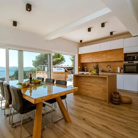 Villa Pergosa Mit Meerblick In Medulin,istrien - By Istrabook *