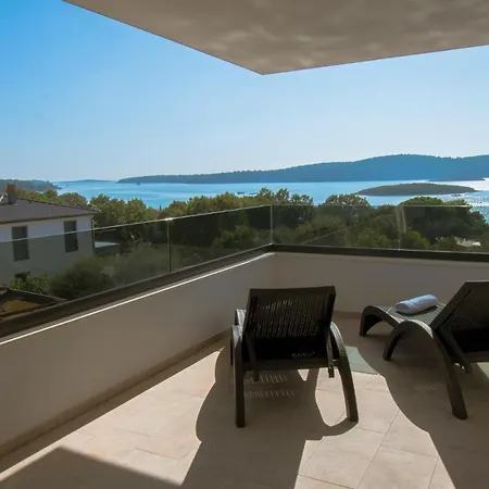 Villa Pergosa Mit Meerblick In Medulin,istrien - By Istrabook *