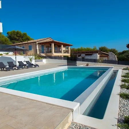 Pergosa Mit Meerblick In Medulin,istrien - By Istrabook Villa *